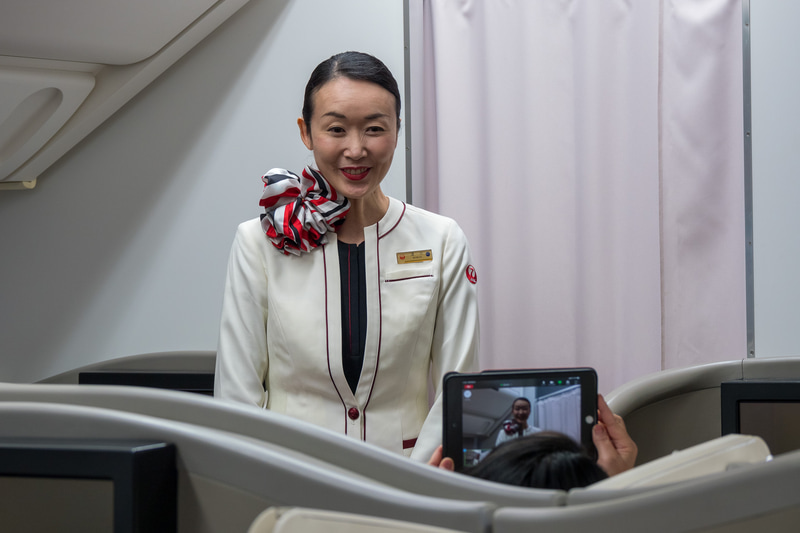 ファシリテータを務めた清水CA。カメラで接客時の表情をズームアップして確認できるなどリモートならではのメリットもある