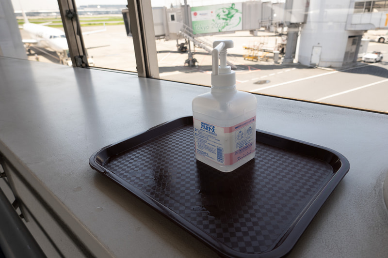 搭乗橋にも消毒液が用意してあった