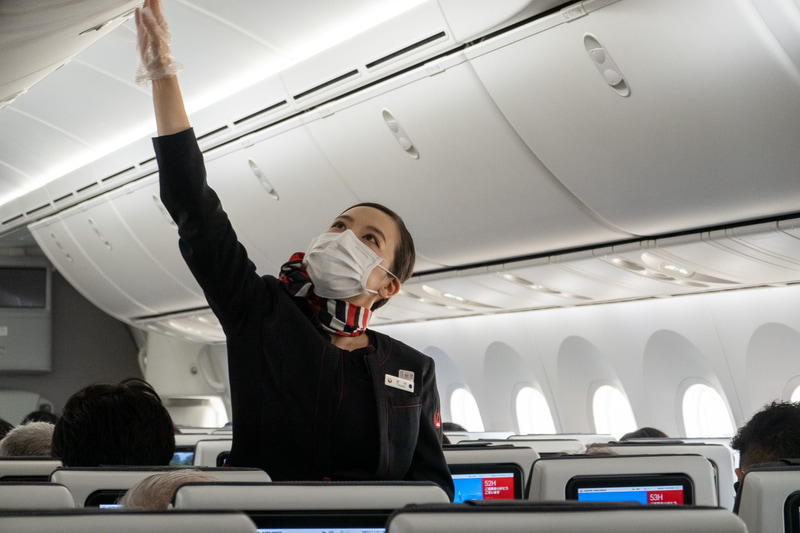 荷物入れのロックを確認するときも手袋を着用している