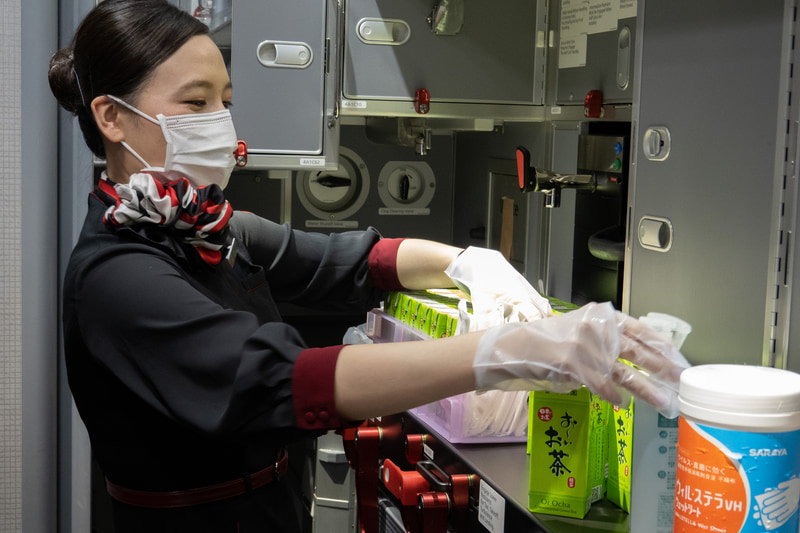 ドリンクサービスでは種類の異なる手袋を着用していた