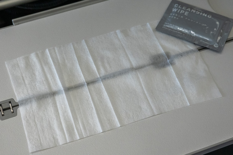 サイズは長辺が20cmくらい。パッケージ裏に記述があるが、飛行機の窓や個人用モニターの画面、革製品への使用を避けること