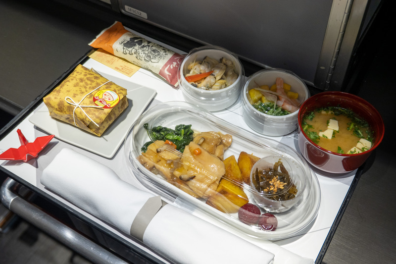 ファーストクラスの食事は食器にフタをして提供する