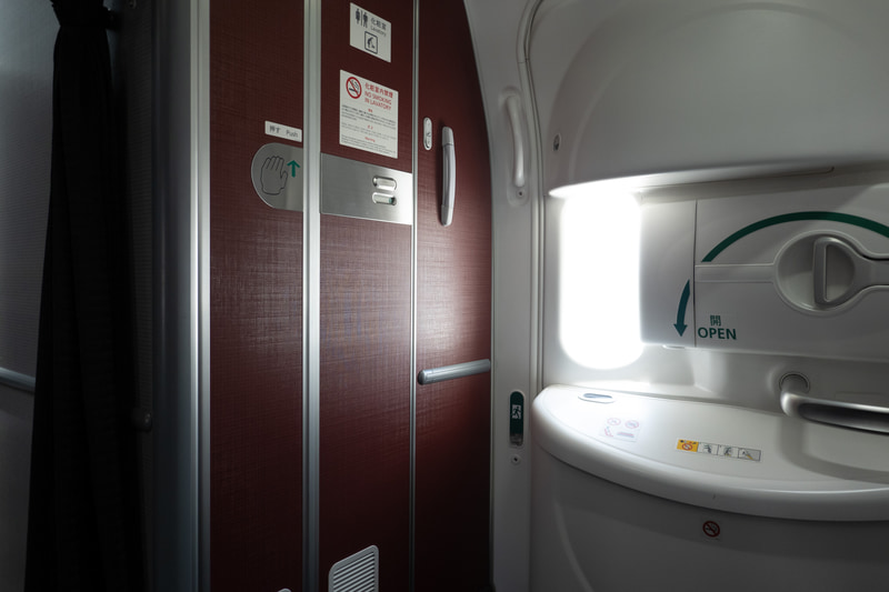 化粧室内にはスプレー式の消毒液を設置済み