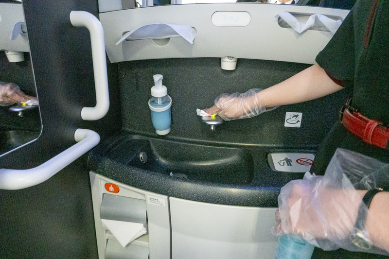 利用者が触れる部分についてはCAが適宜消毒する。この取り組みは近日中に開始するとのこと