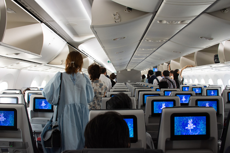 福岡空港に到着。降機時も通路に詰め合わせないように間隔を取ることを促す