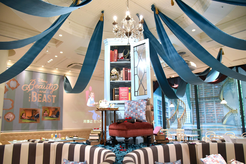 カフェの中央には本棚とともにポット夫人にチップ、コグスワースの姿も