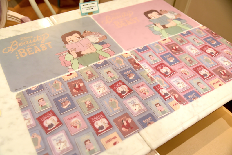 予約特典のオリジナルランチョンマットは4種のなかからランダムでプレゼント