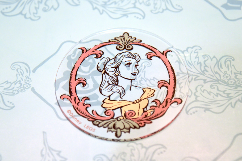 コースターはボールルームでのドレス姿のベル