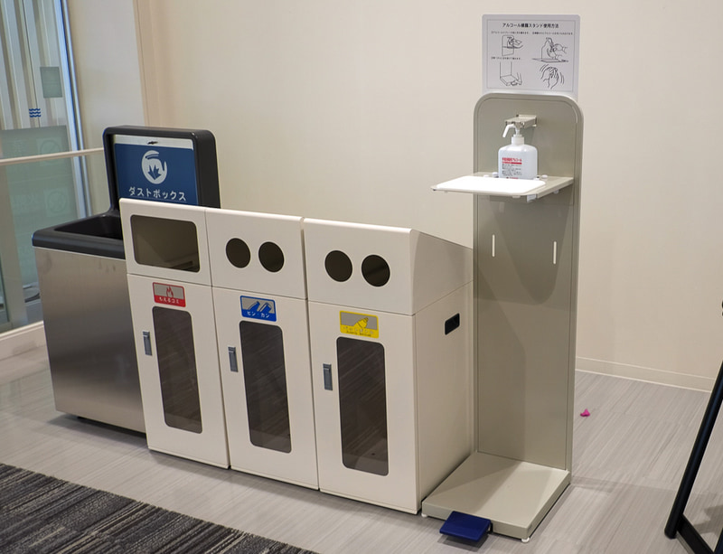 足踏み式のアルコール噴霧スタンド