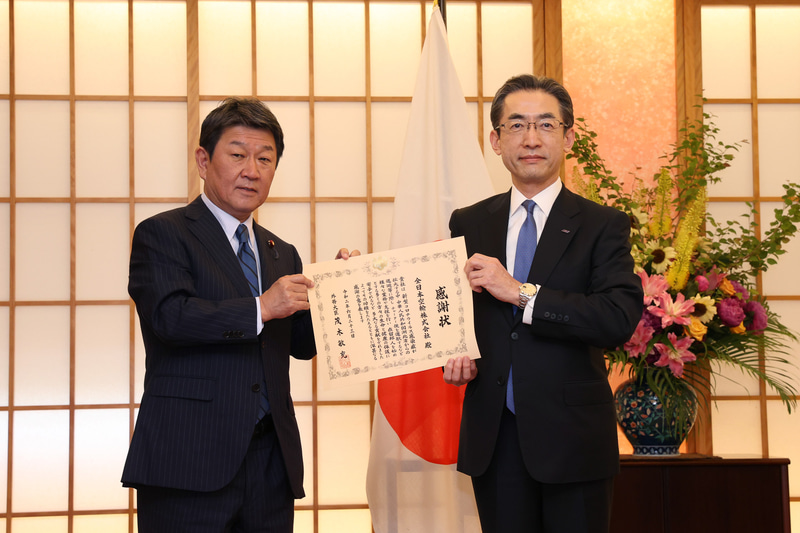 茂木敏充外務大臣から全日本空輸株式会社 代表取締役社長 平子裕志氏に感謝状を授与（写真：ANA）