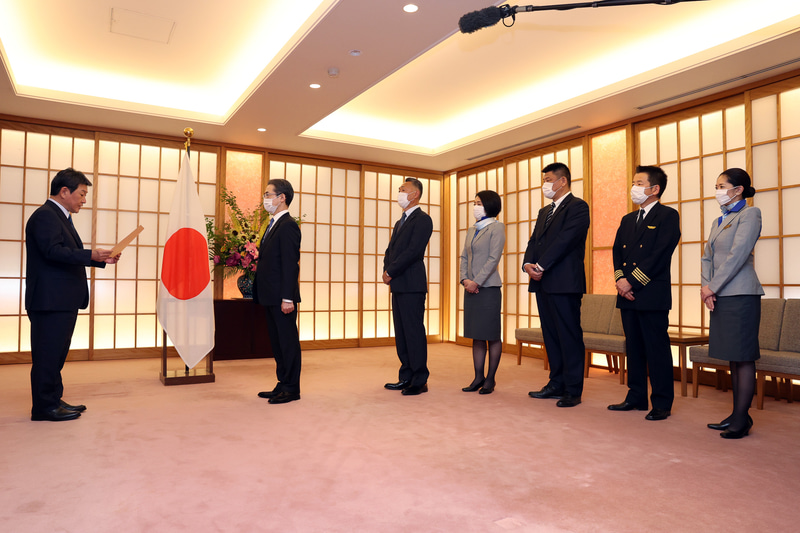 茂木敏充外務大臣から全日本空輸株式会社 代表取締役社長 平子裕志氏に感謝状を授与（写真：ANA）