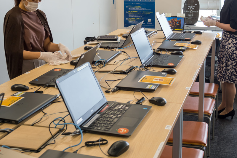 共有PCや席も消毒。共有PCも1台おきに使用制限