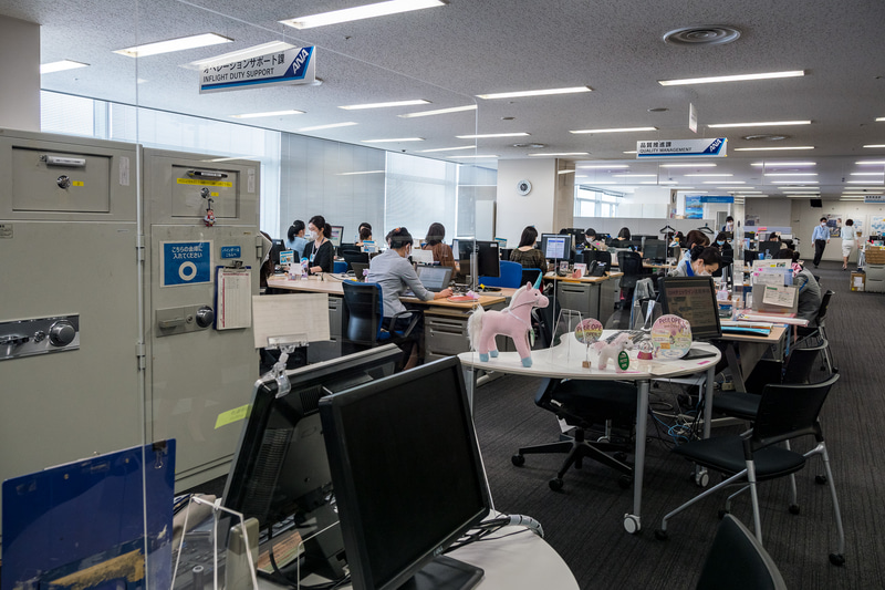 対面する必要がある場所にはクリアパネルを設置