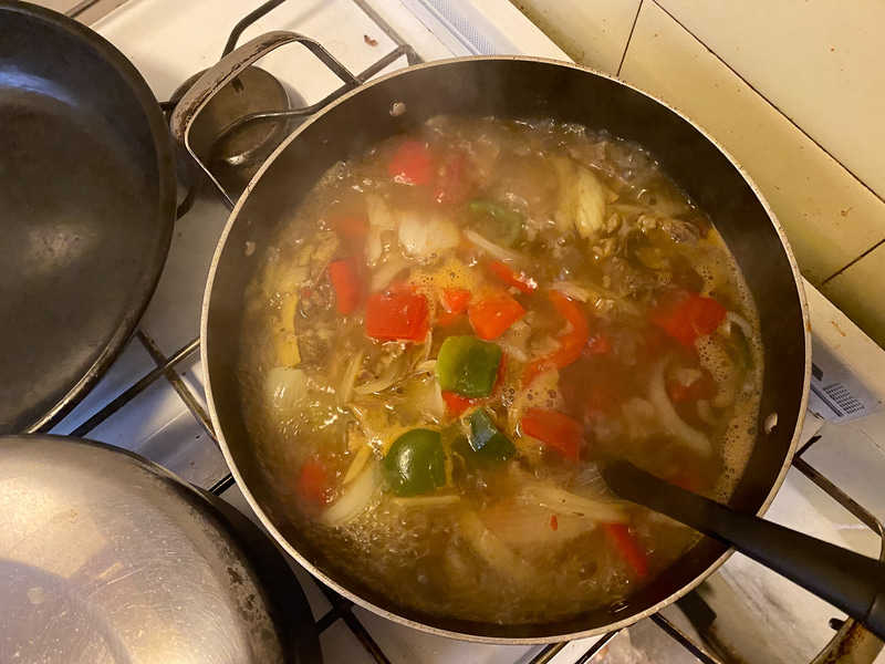 肉を焼いたり、スコーンを焼いたり骨付きの牛肉でカレーも作りました