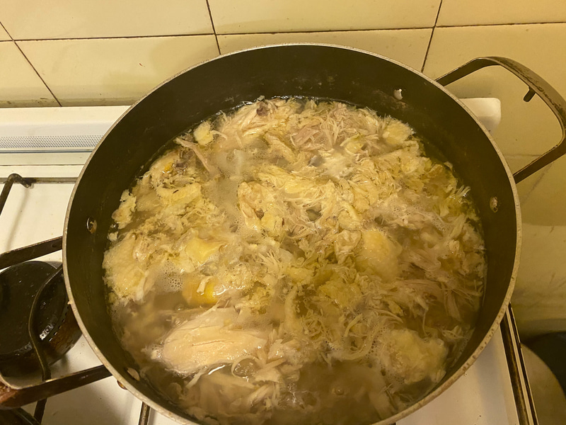 ブエノスアイレスでは、まるごとの鳥もスーパーに売っています。お腹にニンニクを詰めて、1日煮込んで塩でいただきました