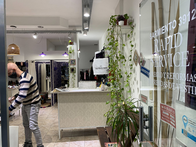 洋服のリフォーム屋さんもマスクを販売
