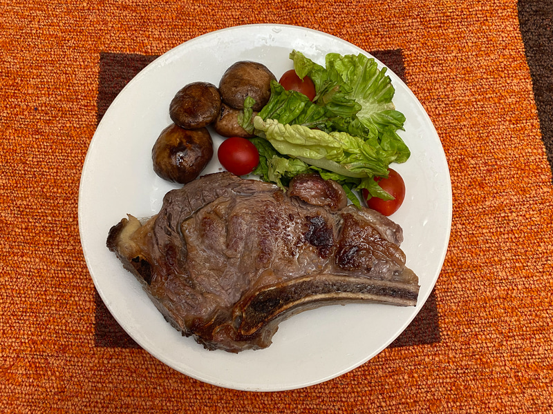 肉を焼いたり、スコーンを焼いたり骨付きの牛肉でカレーも作りました