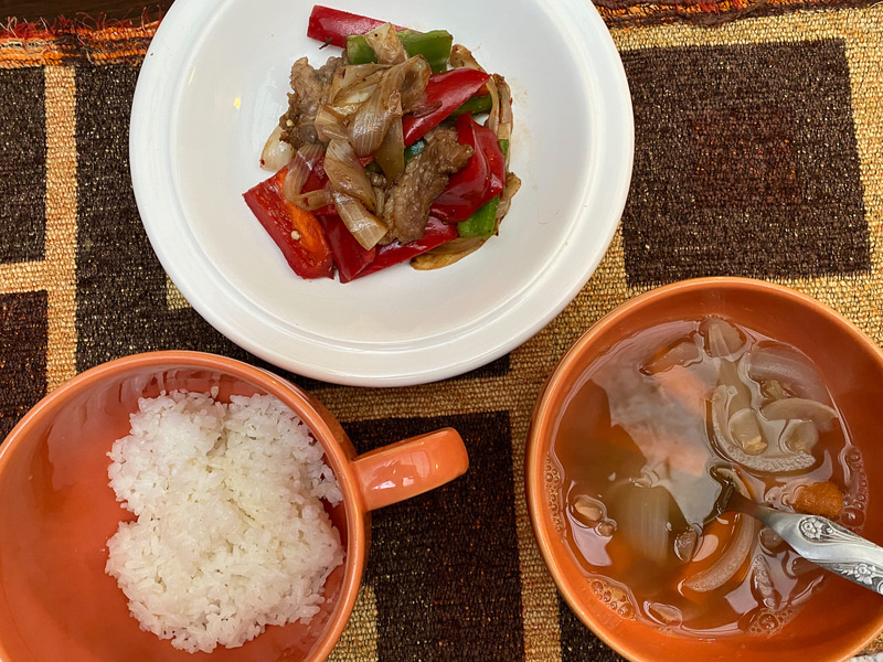 肉を焼いたり、スコーンを焼いたり骨付きの牛肉でカレーも作りました