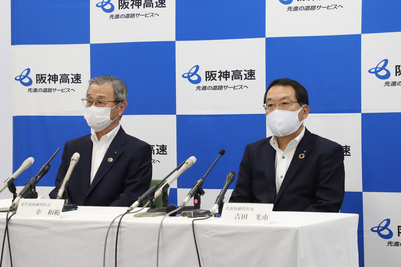 会見は発言時をのぞいてマスク着用で行なった