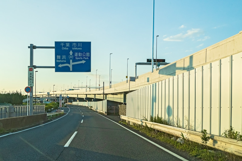 左側に進むと交差点方向。右に見えているのが新設されたオーバーパス部分