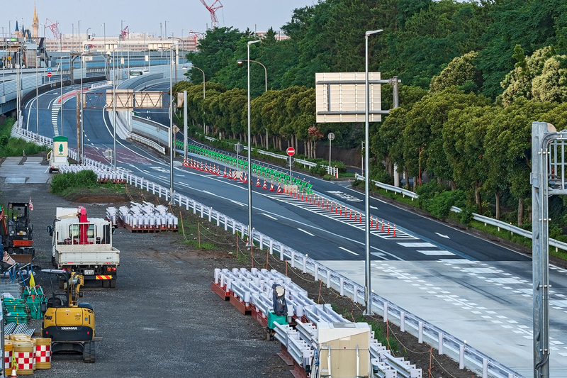 合流部を千葉方面から。一番左が首都高速浦安出口、中央2車線が国道357号、一番右が舞浜交差点からの合流路（旧357号）