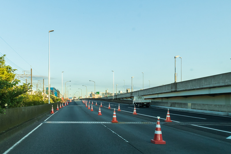 舞浜交差点から東京方向も合流手前で1車線になる