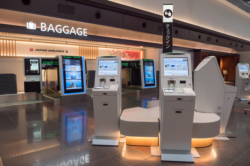新たな自動チェックイン機と、自動手荷物預け機。チェックイン機から預け機へスムーズに向かえる動線がレイアウト上の特徴