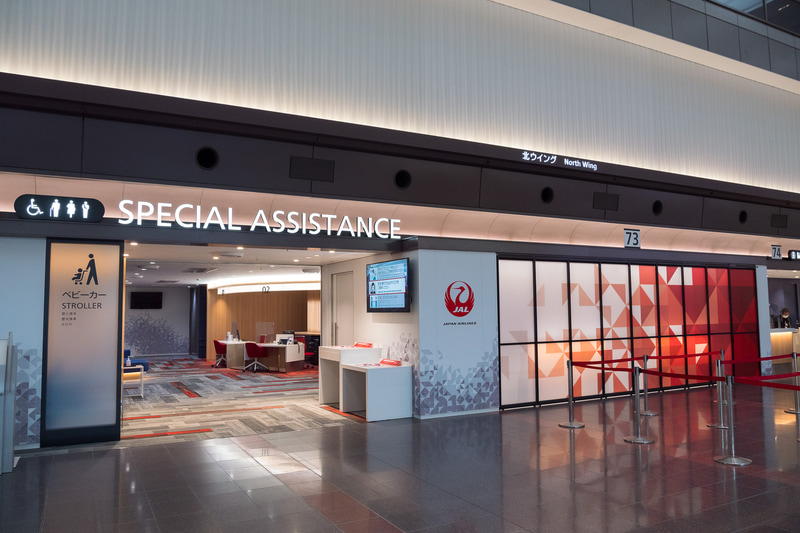 「JALスマイルサポート」カウンターのあった場所にリニューアルオープンした「SPECIAL ASSISTANCE」カウンター。デザインもレイアウトも一新し、広々とした空間に