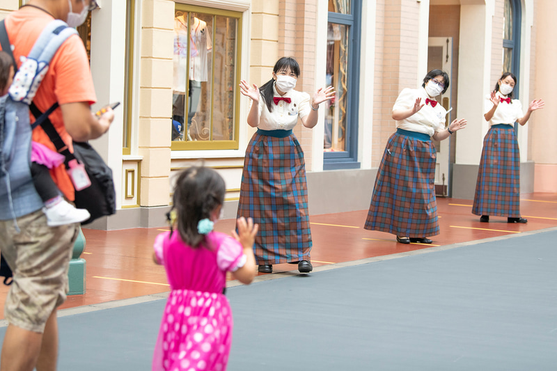 ゲストをキャストらがワールドバザールでお出迎え。マスクの奥に笑顔が光る（画像提供：オリエンタルランド）