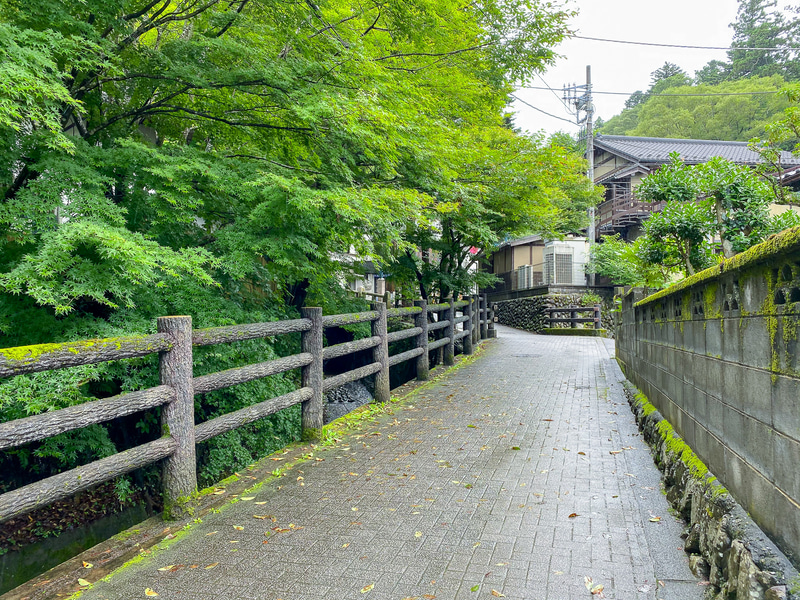 高尾山口駅からケーブルカー乗り場「清滝駅」までは徒歩5分ほど