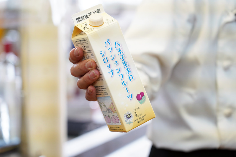 ドリンクのイチオシは八王子産のパッションフルーツで作ったシロップが入ったソーダ。アルコールあり、なしの両方用意されている