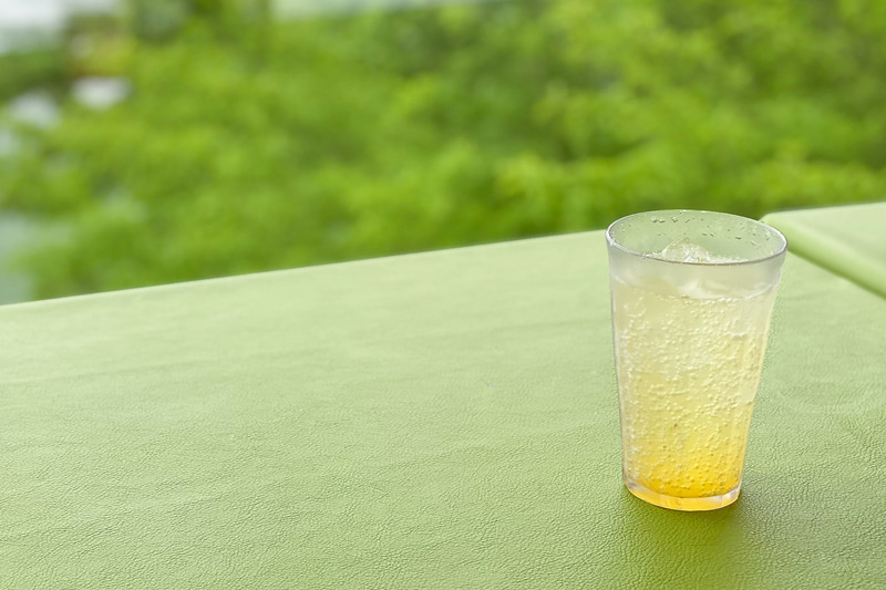 ドリンクのイチオシは八王子産のパッションフルーツで作ったシロップが入ったソーダ。アルコールあり、なしの両方用意されている