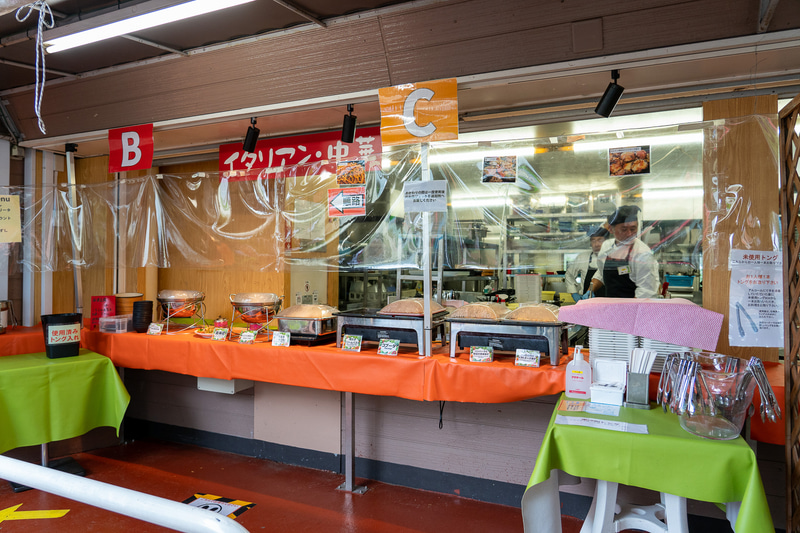 料理は種類によってコーナー分けされている