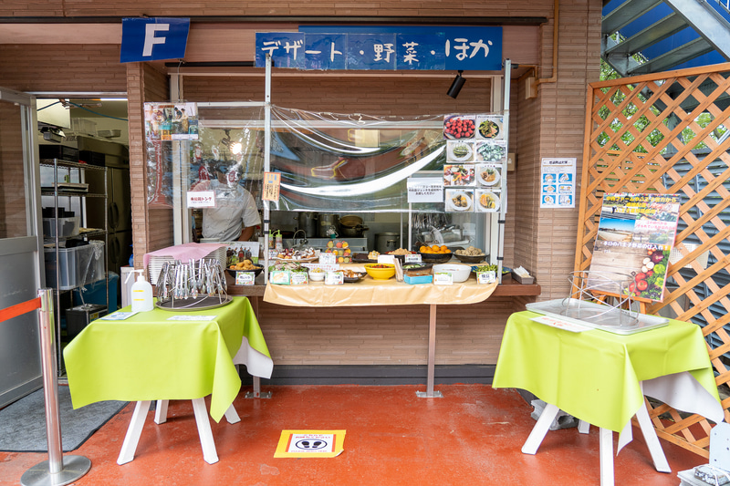 料理は種類によってコーナー分けされている