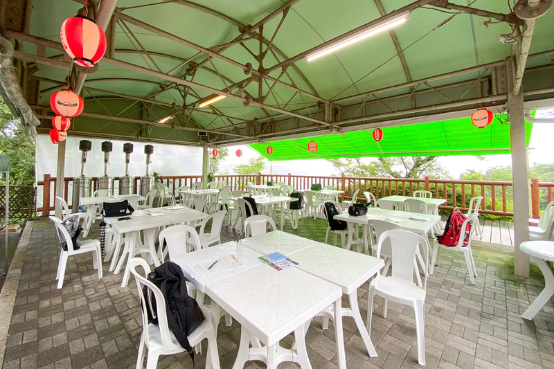 席は自由席。パラソルが置かれたオープンエアや建物の中などいろいろ