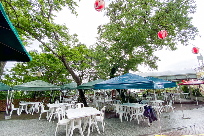 席は自由席。パラソルが置かれたオープンエアや建物の中などいろいろ