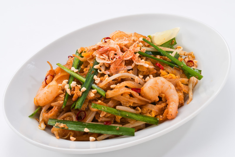 「今回のメニューで一番本格的な味に仕上がっている」と所長のお墨付きを得た「パッタイ」（590円）