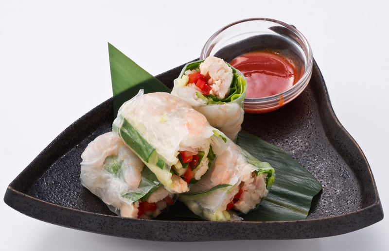 「蒸し鶏と海老の生春巻き」（490円）