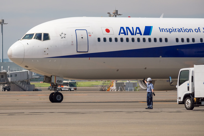 那覇からの飛行機が到着。この駐機場ではマーシャラーによる誘導が行なわれた
