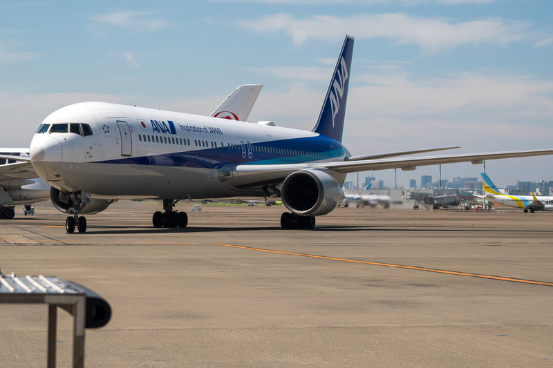 那覇からの飛行機が到着。この駐機場ではマーシャラーによる誘導が行なわれた