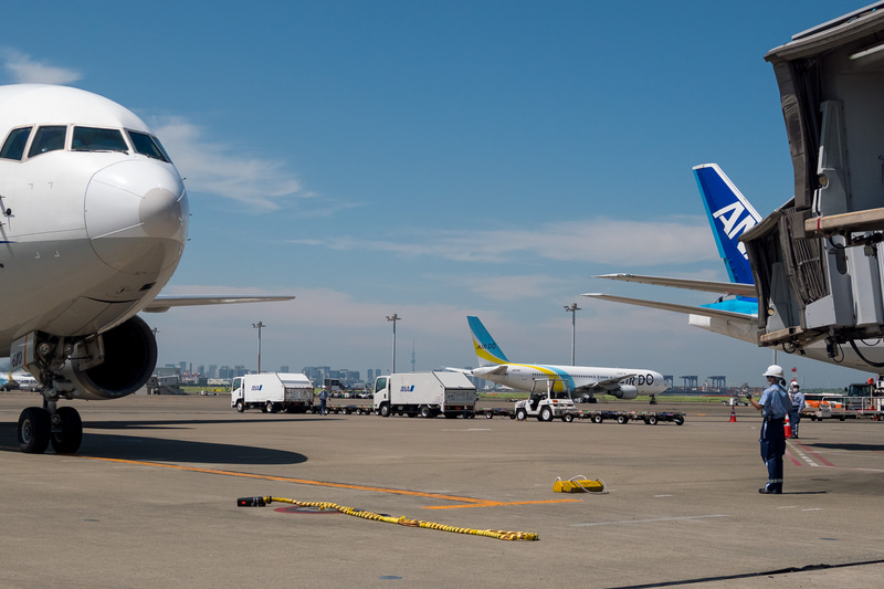 那覇からの飛行機が到着。この駐機場ではマーシャラーによる誘導が行なわれた