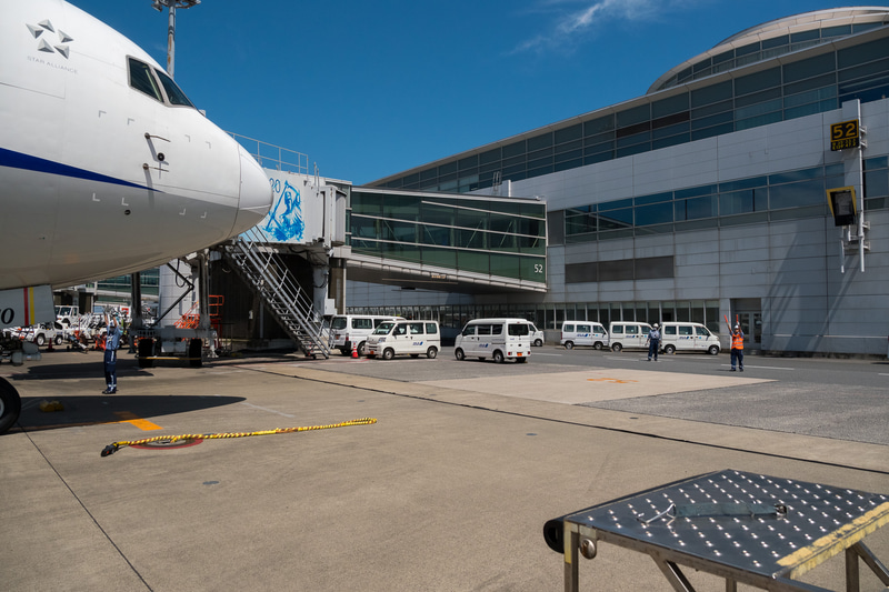那覇からの飛行機が到着。この駐機場ではマーシャラーによる誘導が行なわれた