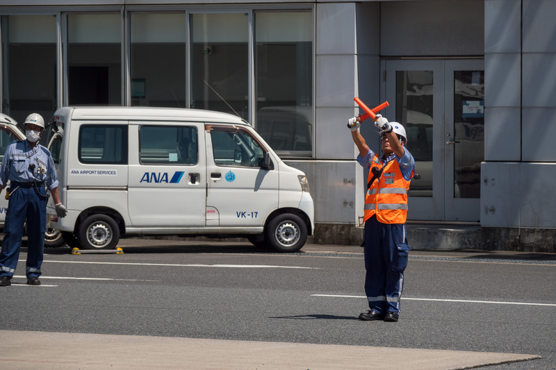 那覇からの飛行機が到着。この駐機場ではマーシャラーによる誘導が行なわれた