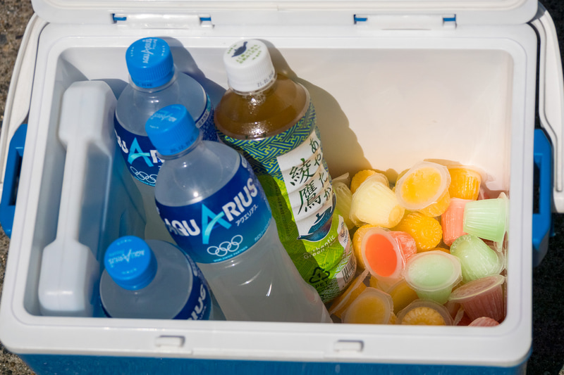 熱中症対策としてペットボトル飲料や凍らせた一口ゼリーの入ったクーラーボックス、塩飴を用意