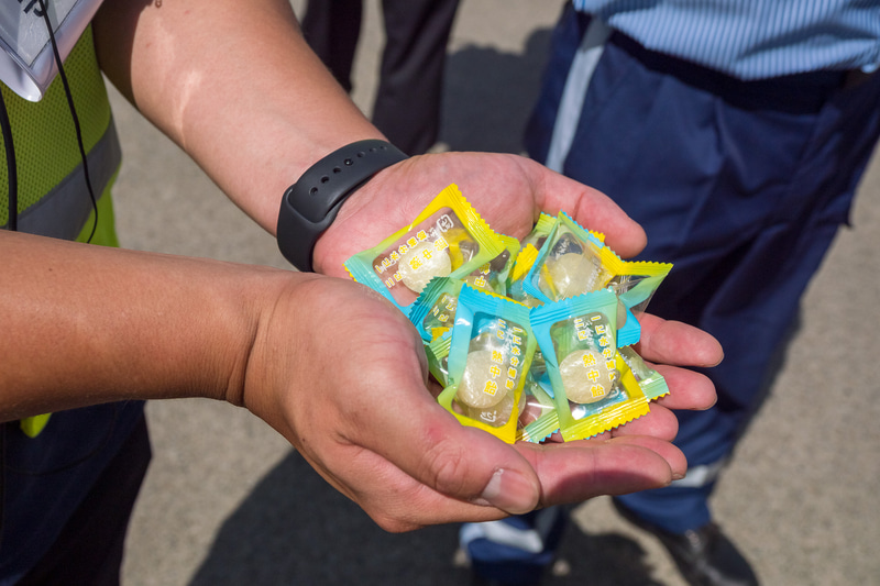 熱中症対策としてペットボトル飲料や凍らせた一口ゼリーの入ったクーラーボックス、塩飴を用意