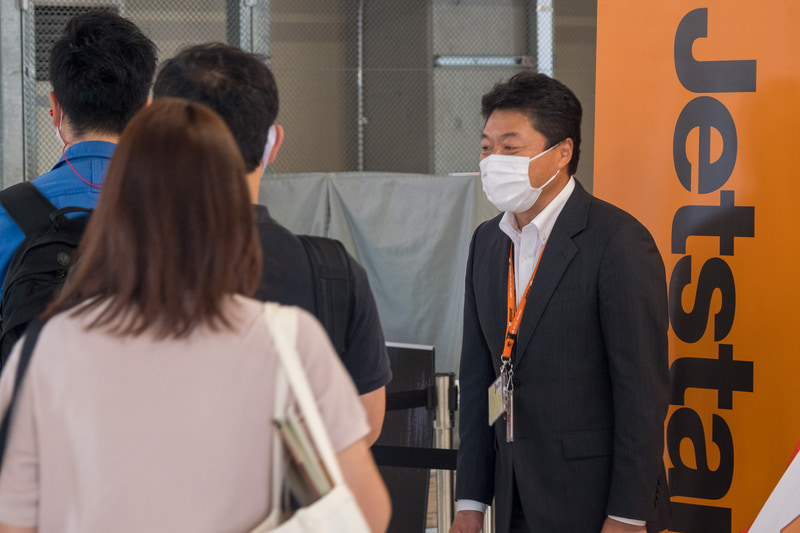 搭乗客にお礼を述べる片岡氏