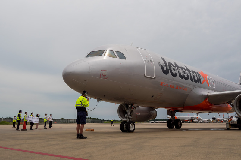 出発機を見送る片岡氏やジェットスター・ジャパンのスタッフ