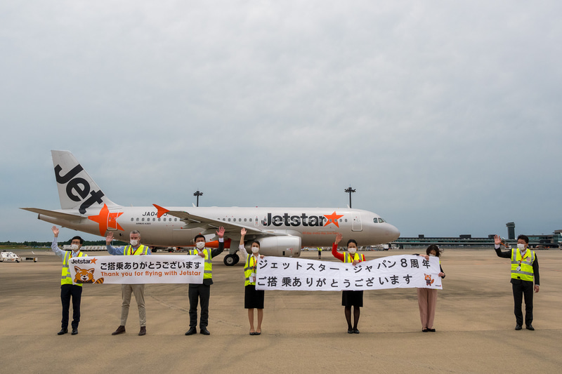 出発機を見送る片岡氏やジェットスター・ジャパンのスタッフ