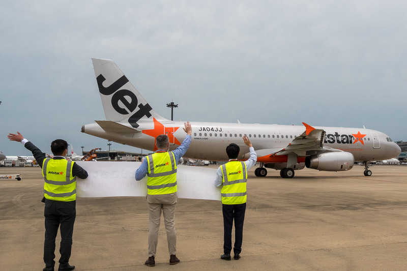 出発機を見送る片岡氏やジェットスター・ジャパンのスタッフ