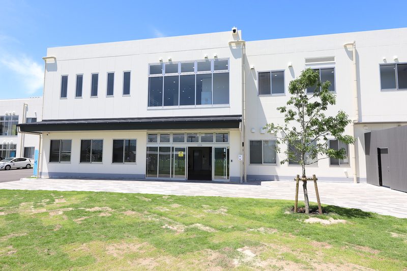 SORA RINKUの建物と広大な人工芝グランド